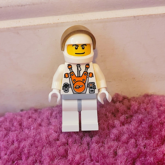 LEGO Astronaut MiniFigure - Picture 2 of 4